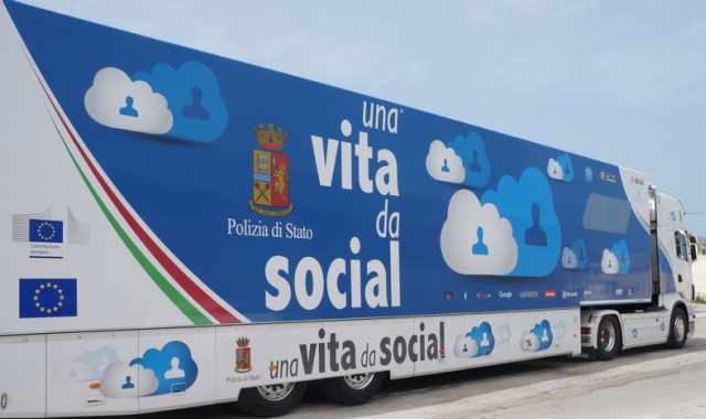 A Bari ''Una vita da social'': il truck della Polizia contro cyberbullismo e sextortion